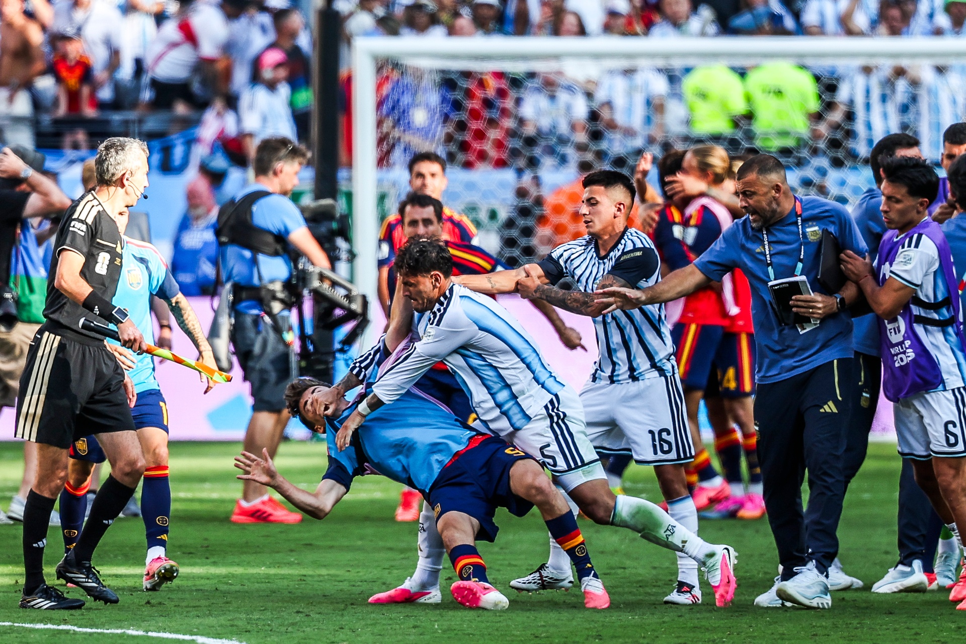 FIFA ogłosiła kary po finale MŚ! Bez litości dla Paredesa