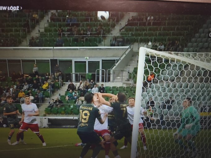 Gigantyczna kontrowersja w meczu Widzewa. "Jakim cudem to nie był karny?" [WIDEO]