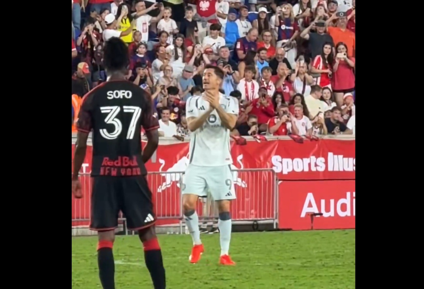 Szaleństwo na punkcie Lewandowskiego. Sceny na stadionie w Nowym Jorku [WIDEO]
