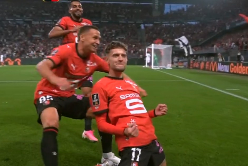 Kapitalny gol Szymańskiego, potem asysta Frankowskiego! Polacy leją PSG [WIDEO]