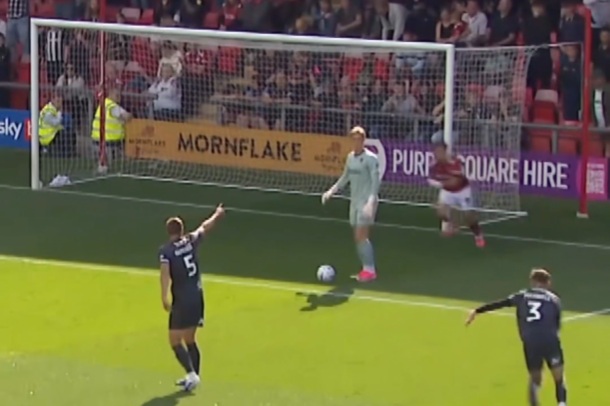Kuriozalny gol w Anglii. Trudno w to uwierzyć [WIDEO]