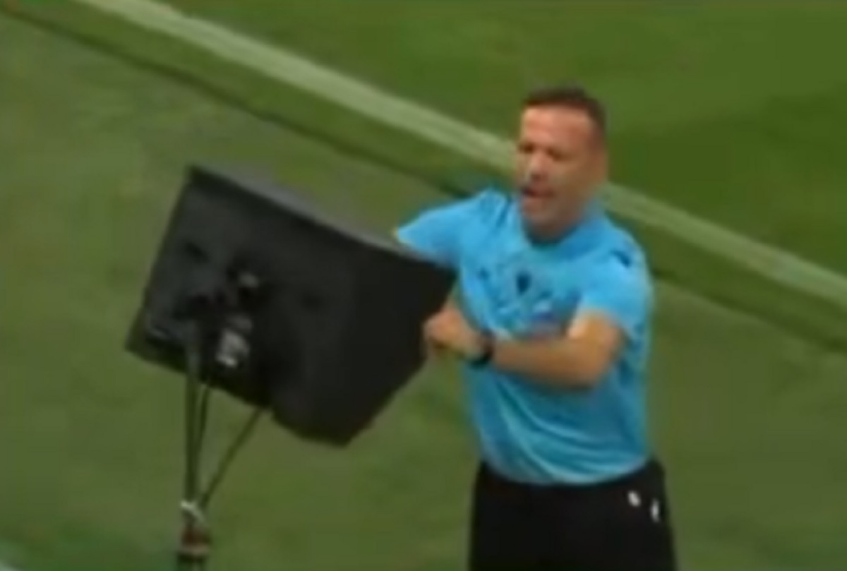 Kuriozum w el. LK. Arbiter swoje, monitor VAR swoje [WIDEO]