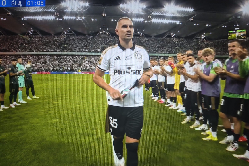 Legia pożegnała Jędrzejczyka. Sceny przy Łazienkowskiej [WIDEO]
