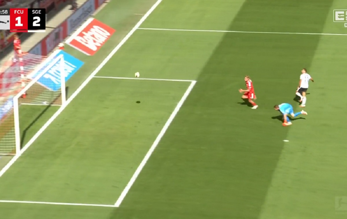 Jaja w Bundeslidze. Stracili dwie bramki w kilkadziesiąt sekund. I to w dwóch meczach! [WIDEO]
