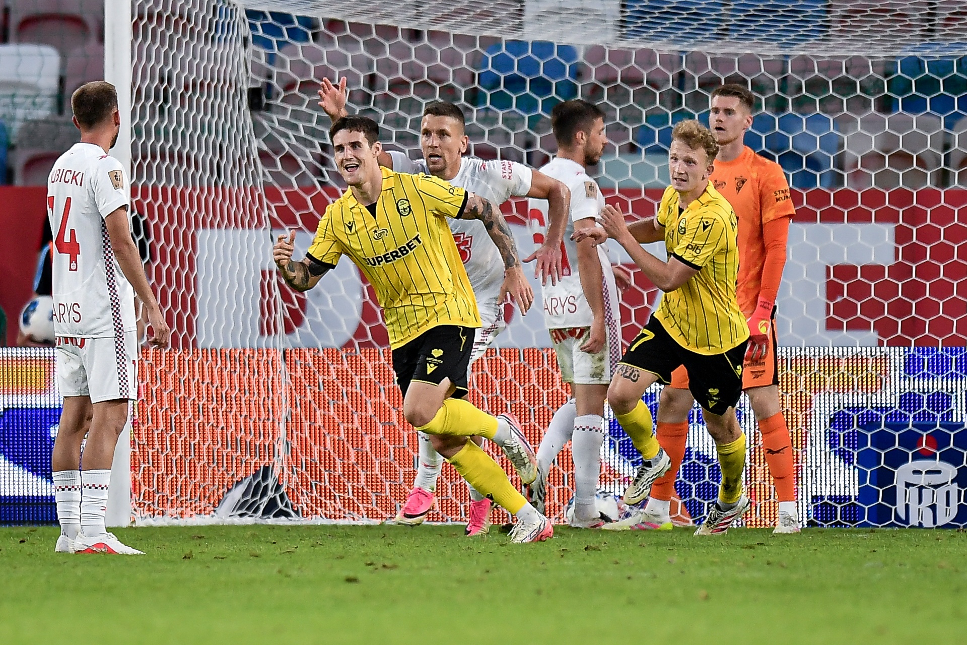 Doliczony czas wstrząsnął Górnikiem. Kino akcji w derbach z GKS-em [WIDEO]