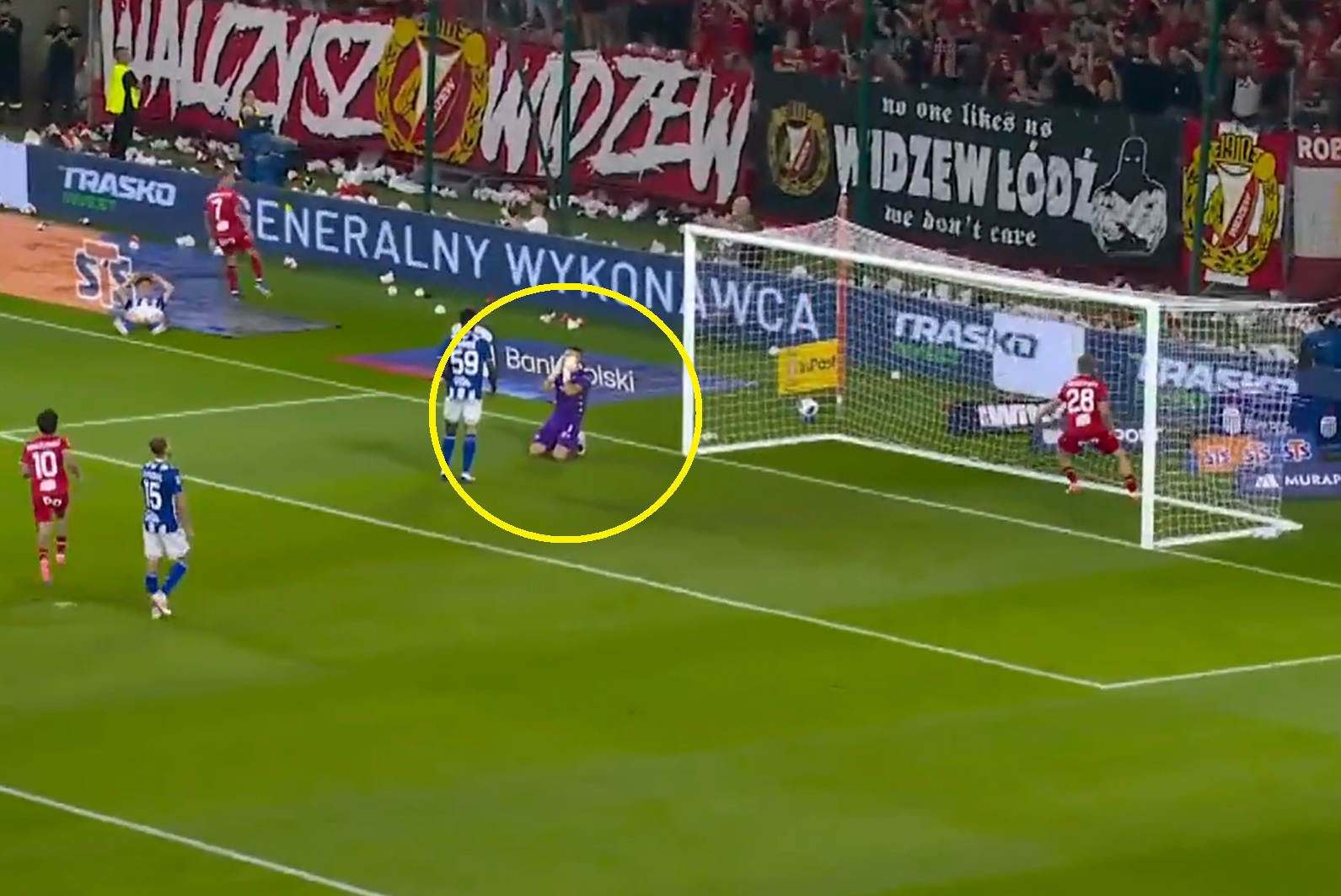 Ale wtopa bramkarza Lecha! Jego reakcja mówiła wszystko [WIDEO]