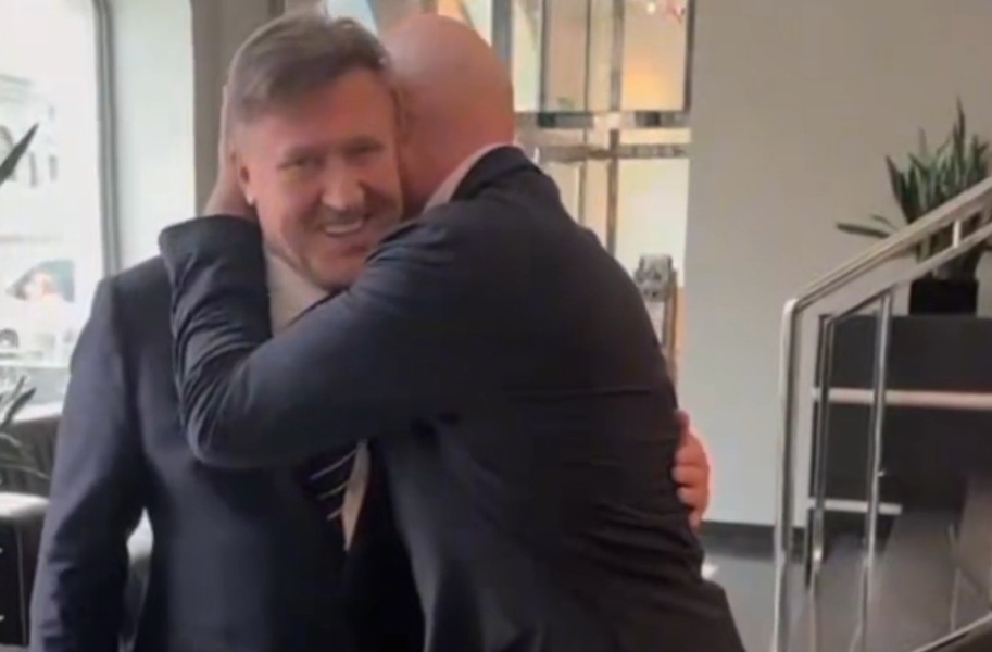 Infantino przyleciał do Polski. Wyściskał się z Kuleszą [WIDEO]