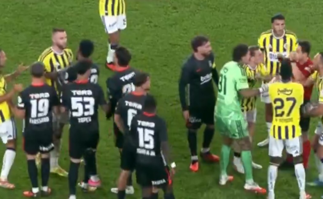 Piekło w derbach Stambułu. Dwie byłe gwiazdy Serie A wszczęły awanturę [WIDEO]