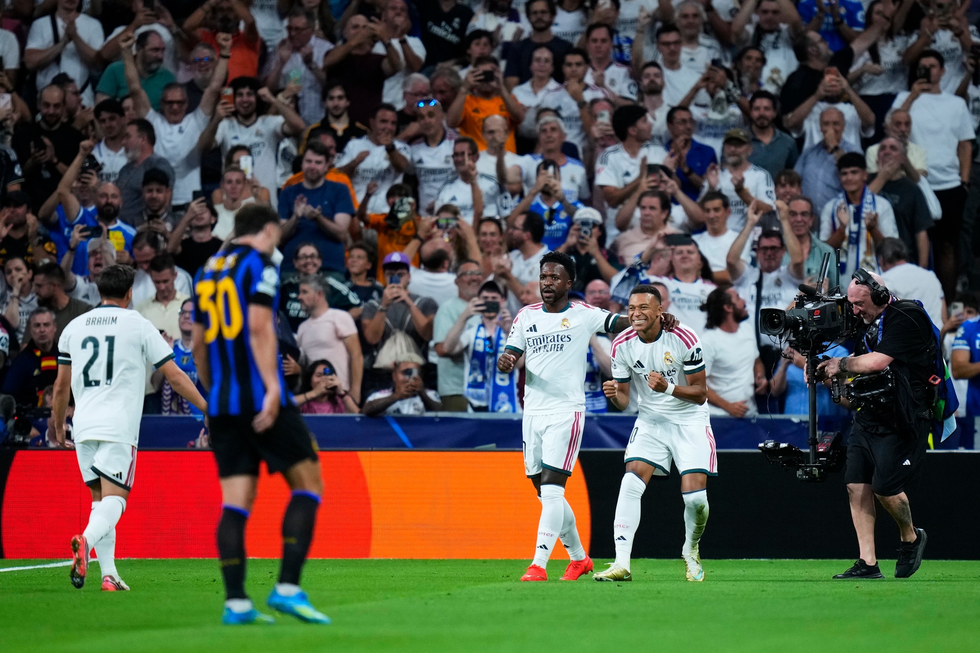 Co za walka w hicie LM! Real drżał o wynik, kuriozalne błędy na Bernabeu [WIDEO]