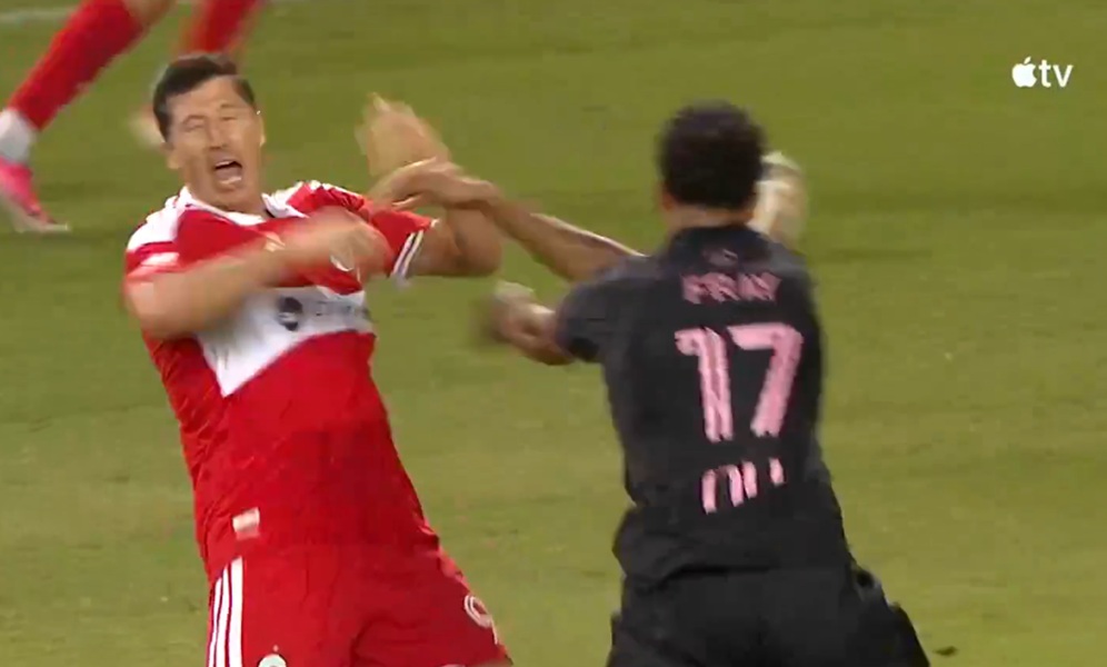 Rywal powalił Lewandowskiego, a sędzia nic! Zawrzało w MLS