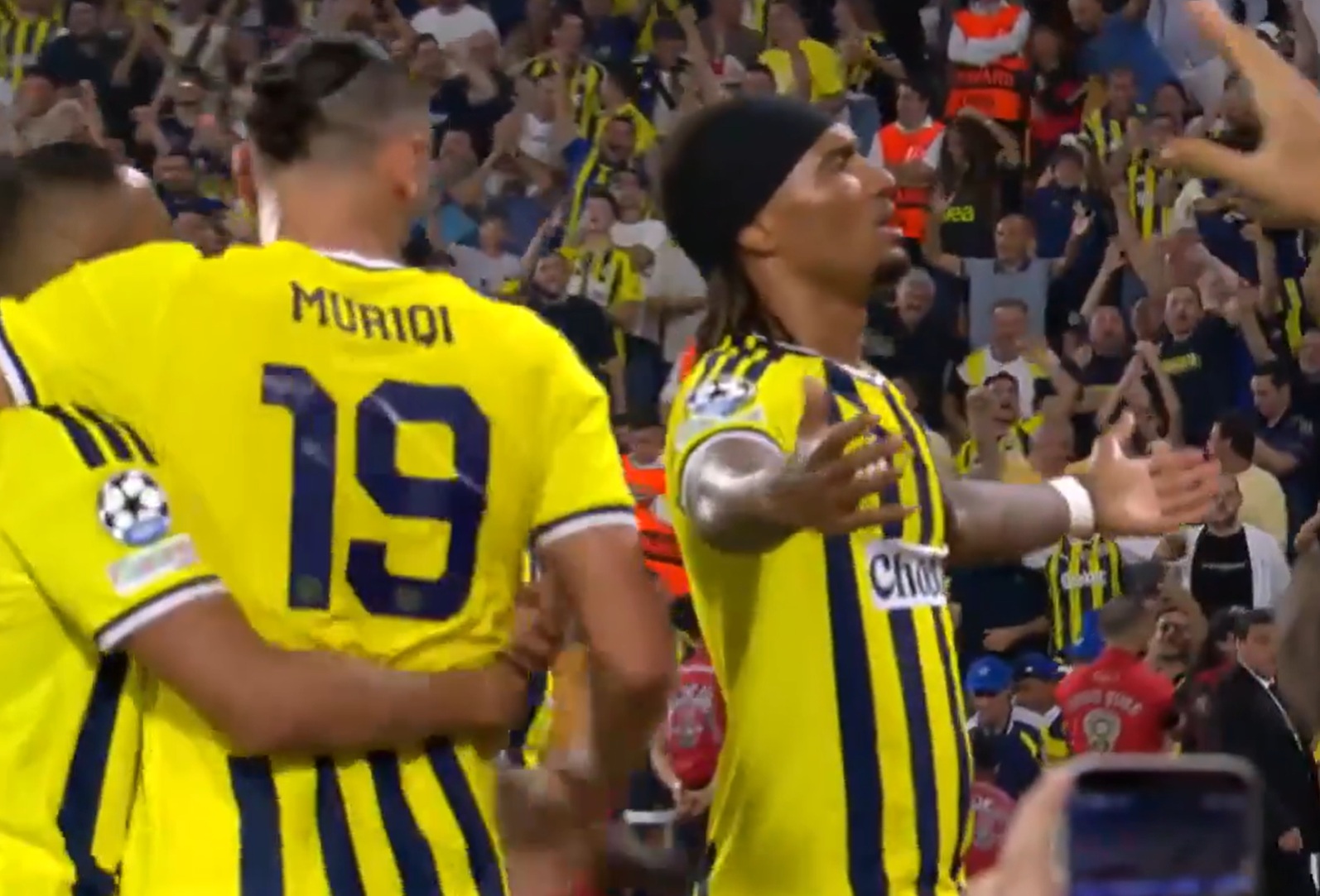 Fenerbahce czekało na to 18 lat. Moment szaleństwa w Stambule