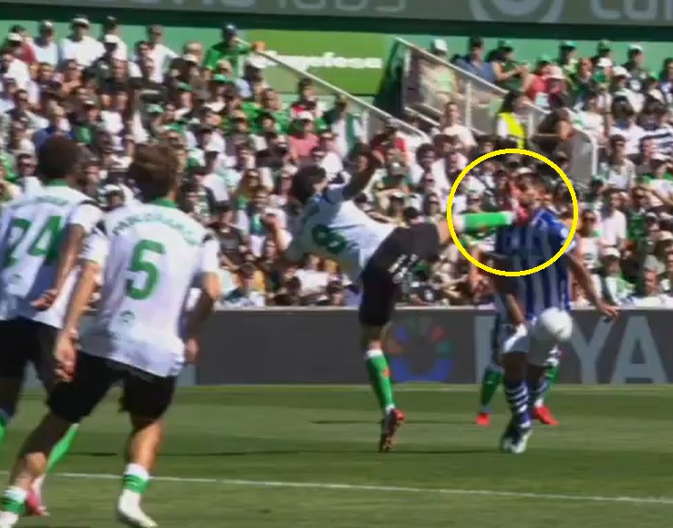 Skandaliczny faul w LaLiga. To musiała być czerwona kartka [WIDEO]