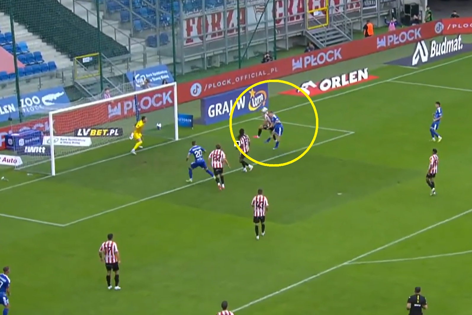 Ma 165 cm i strzelił gola głową. Cuda w Ekstraklasie [WIDEO]