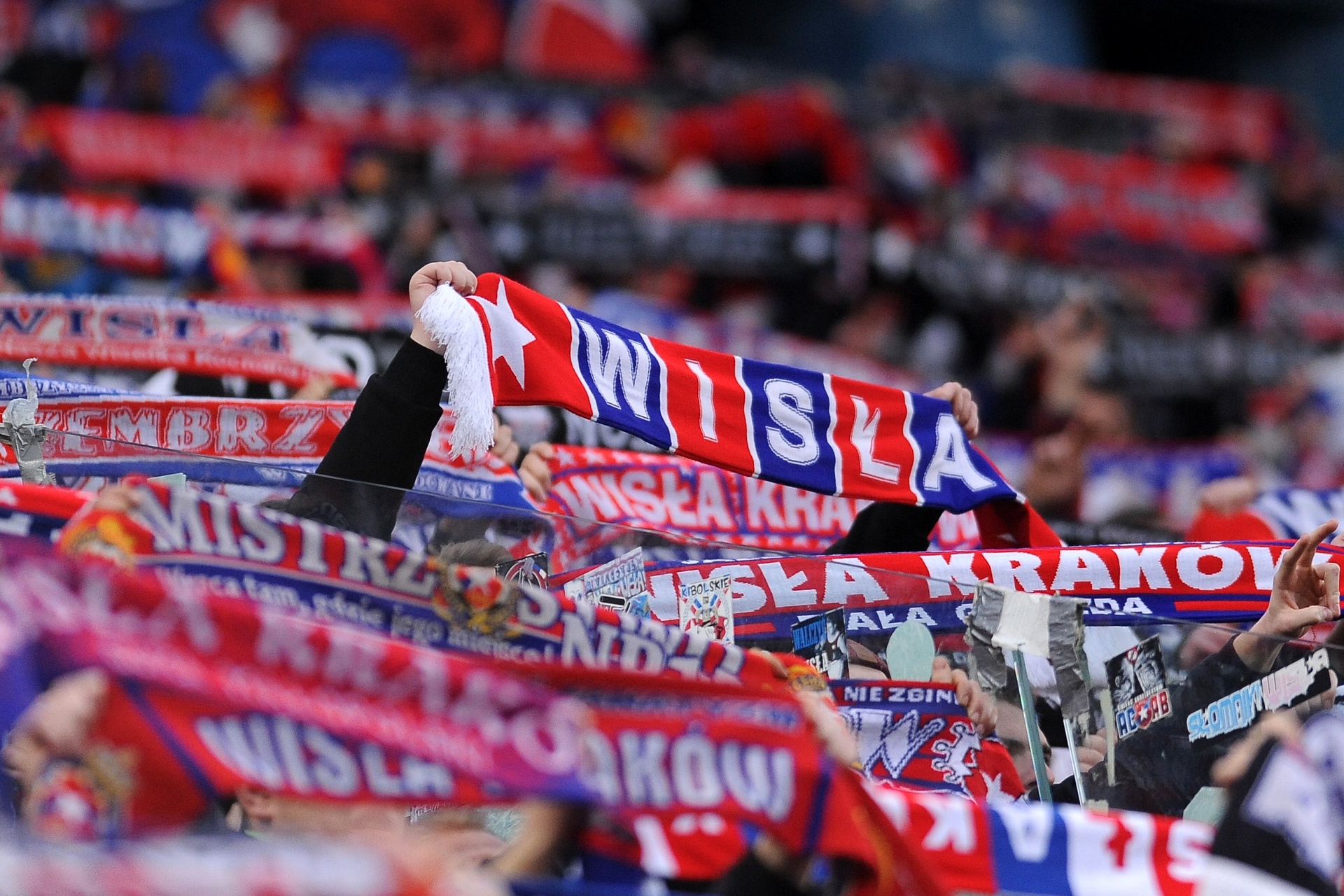 Kibic Wisły zaatakowany ostrym narzędziem. Szokująca sytuacja przed stadionem