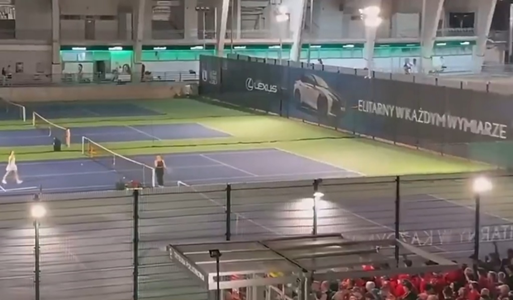 Amatorki grały przy stadionie Legii. Wtem pojawili się kibice Widzewa [WIDEO]