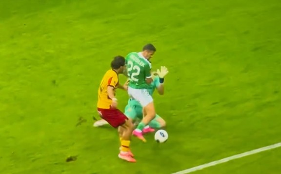 Jagiellonia i Legia jak Święty Mikołaj! Kompromitujące prezenty w obronie [WIDEO]