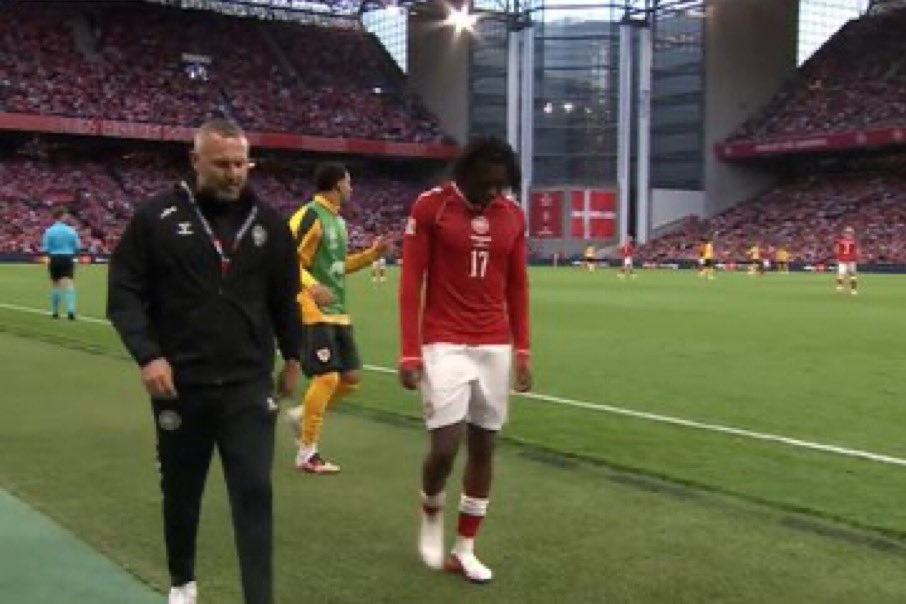 Kontuzja piłkarza Manchesteru United! Musiał opuścić plac gry [WIDEO]