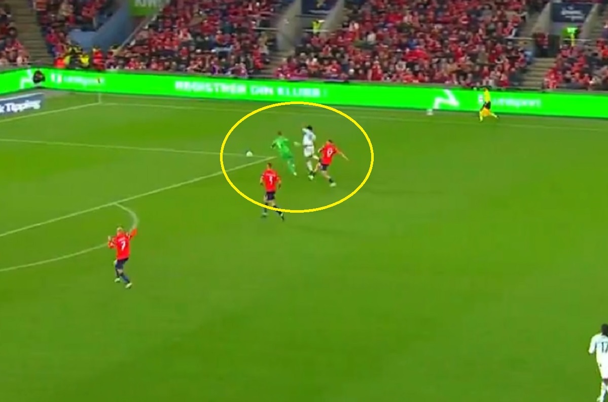 Kompromitacja bramkarza Norwegii. Gol za darmo, później ratował go VAR [WIDEO]