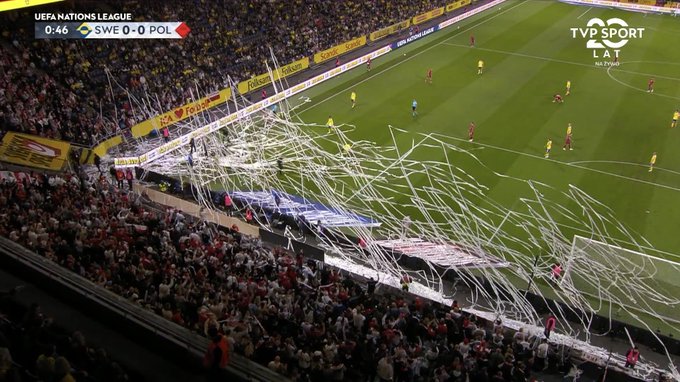 Mecz Polaków na moment przerwany. Sceny tuż po pierwszym gwizdku [ZDJĘCIA]