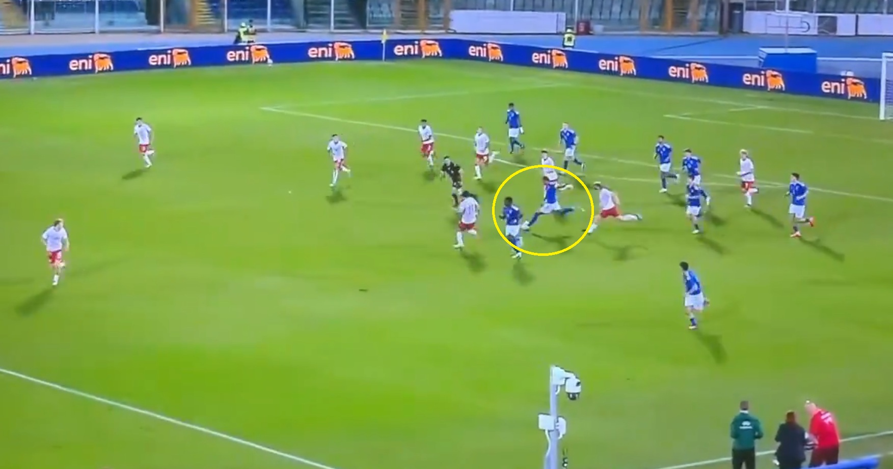 Gol z własnej połowy, Polacy na kolanach! Nie do wiary, co zrobił Włoch [WIDEO]