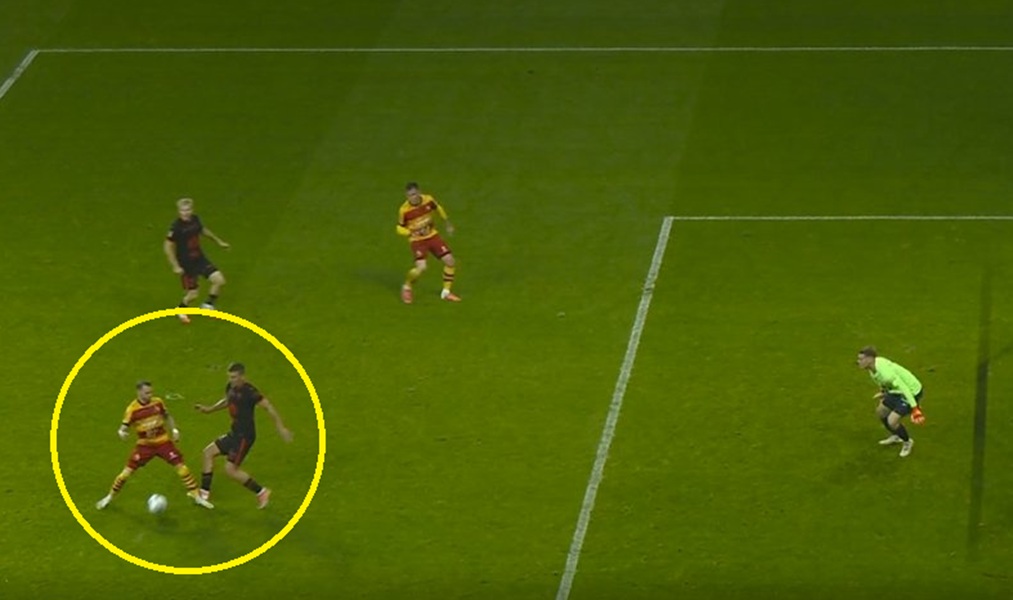 Przyznał się do faulu, a sędzia nic. Jagiellonia oszukana? [WIDEO]