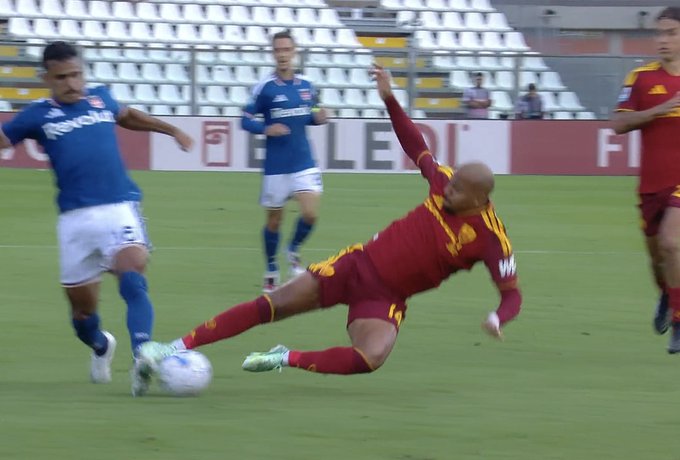 Bandycki faul, później kontuzja sędziego. Wyjątkowy hit Serie A [WIDEO]