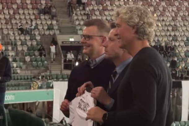 Specjalny gość na meczu Legia - Wisła. Pojawił się na trybunach [WIDEO]