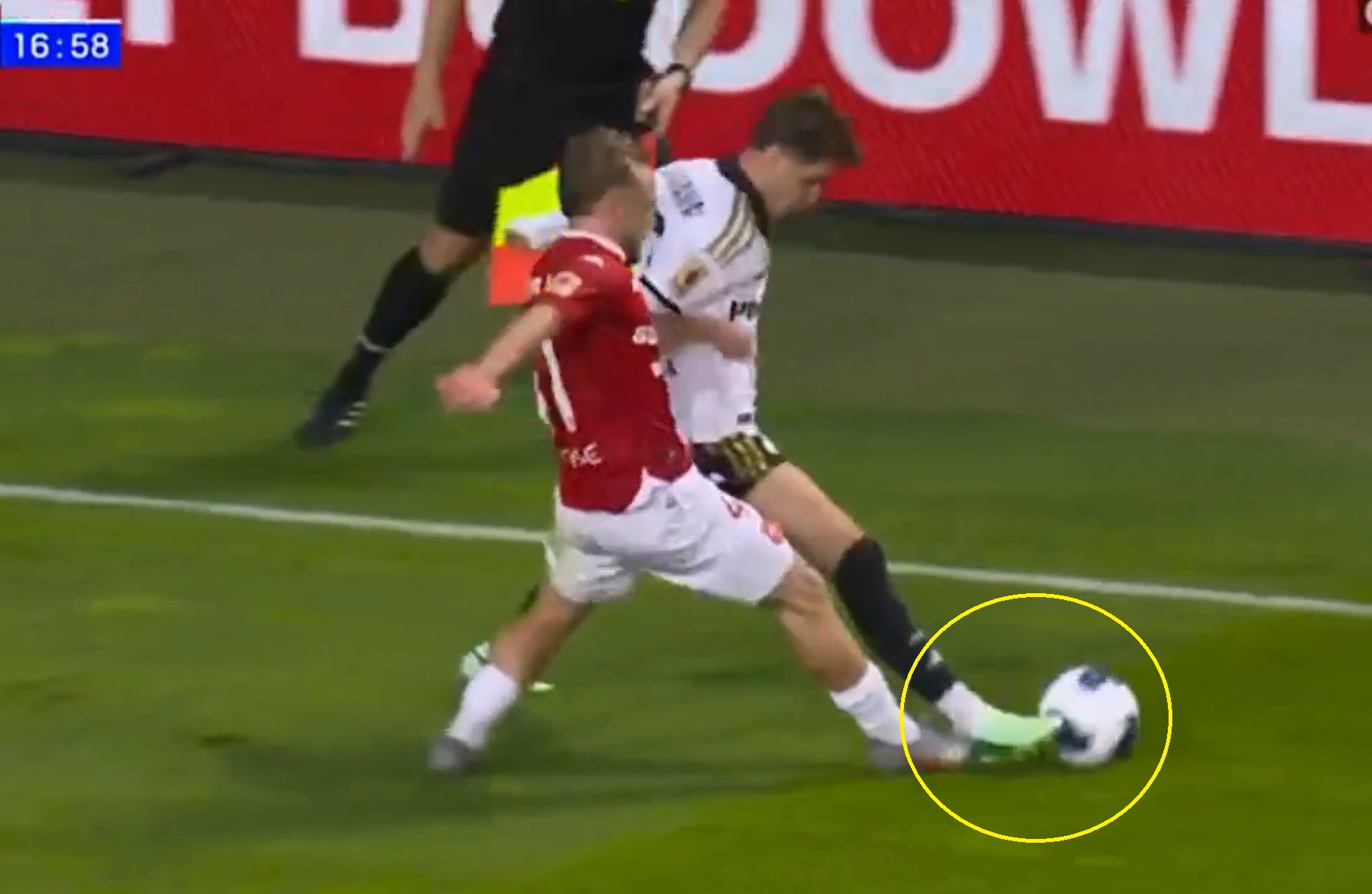 Koszmarny błąd sędziów! Legia po tej decyzji strzeliła gola [WIDEO]
