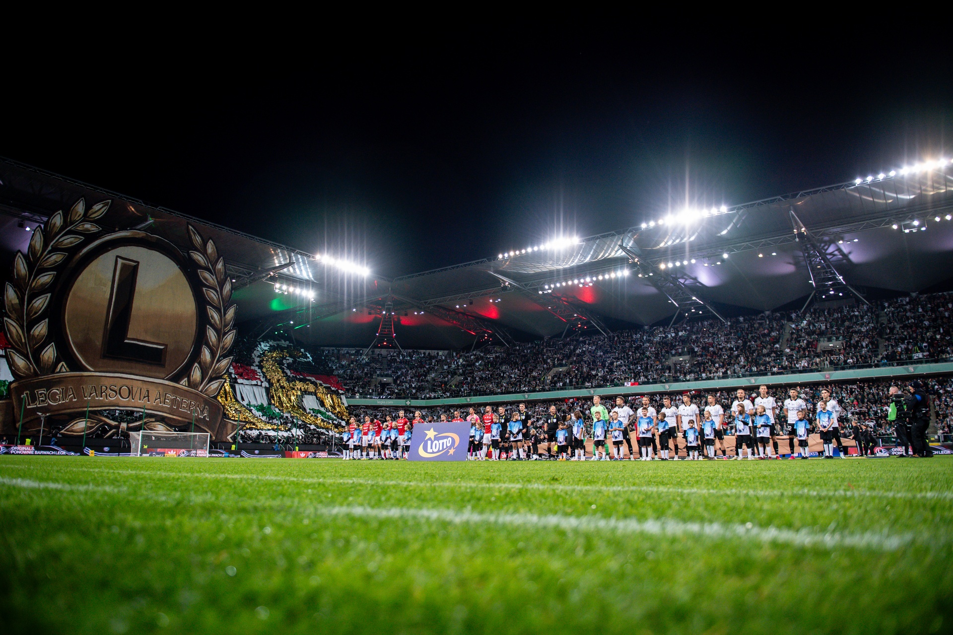 Kibice Wisły pobici na stadionie Legii. Królewski ujawnia. "Dzieci oszczędzono"