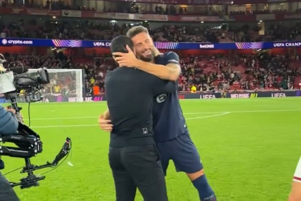 Gwiazdy spotkały się po latach. Wyjątkowe chwile na The Emirates [WIDEO]