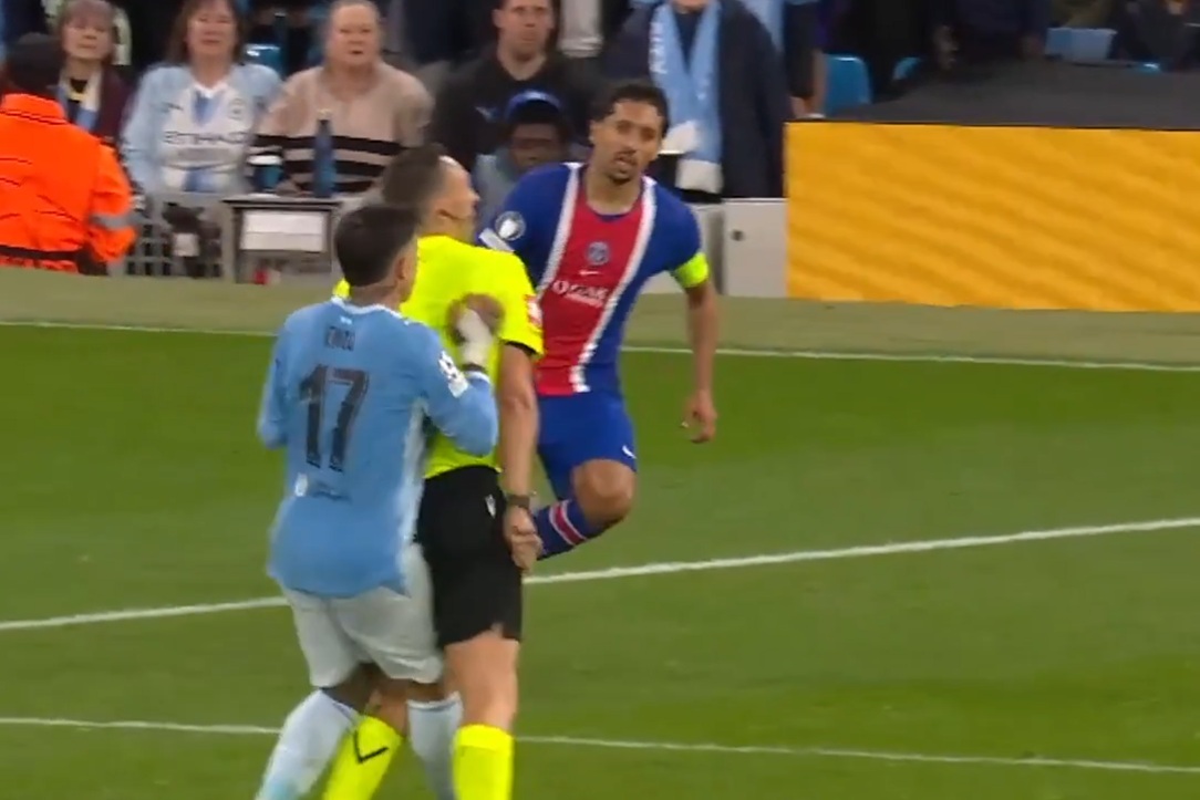 Gwiazdor Manchesteru City skasował sędziego. Kuriozalne obrazki w hicie LM [WIDEO]