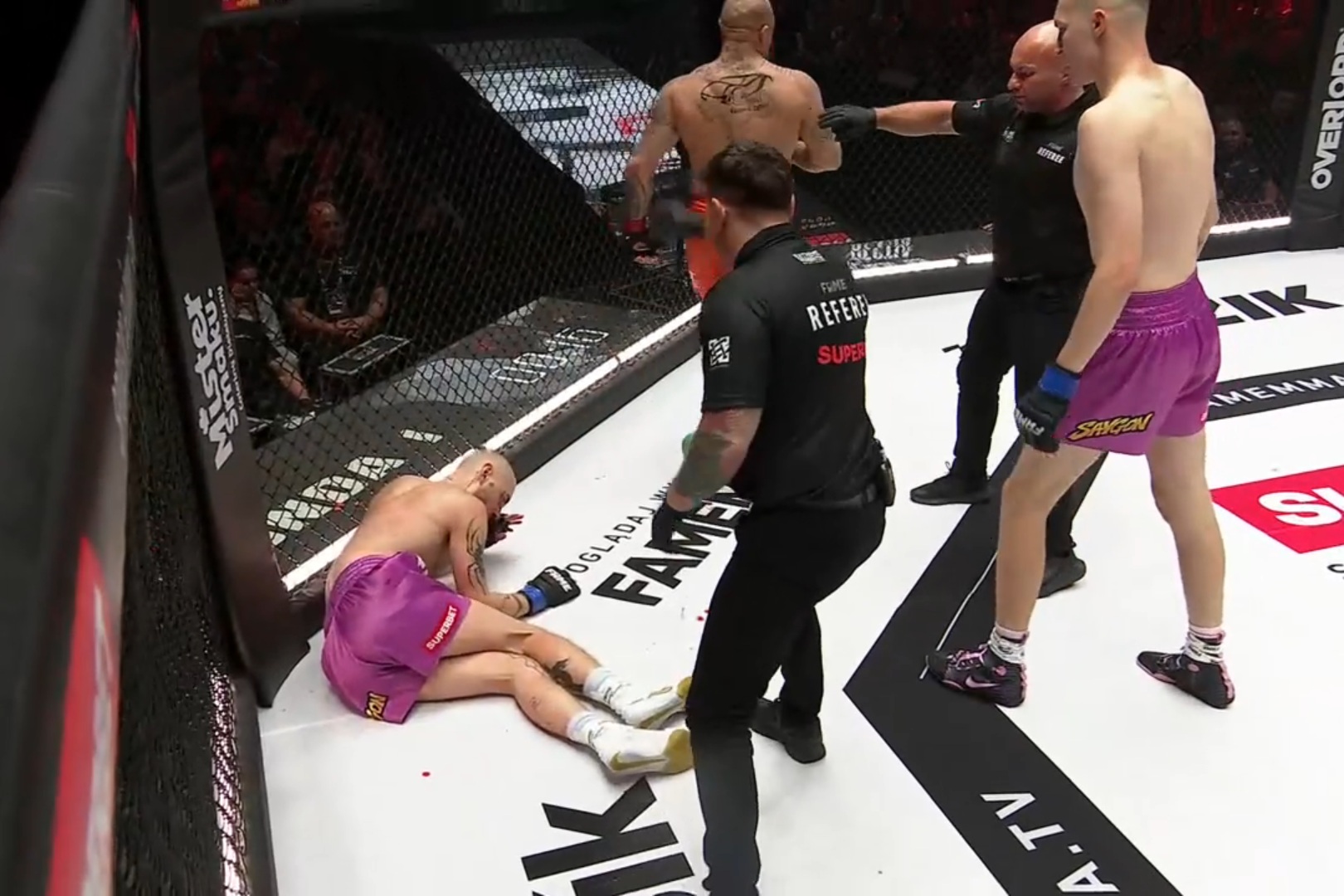 Piechowiak górą na Fame MMA 33! Kino w walce dwóch na jednego