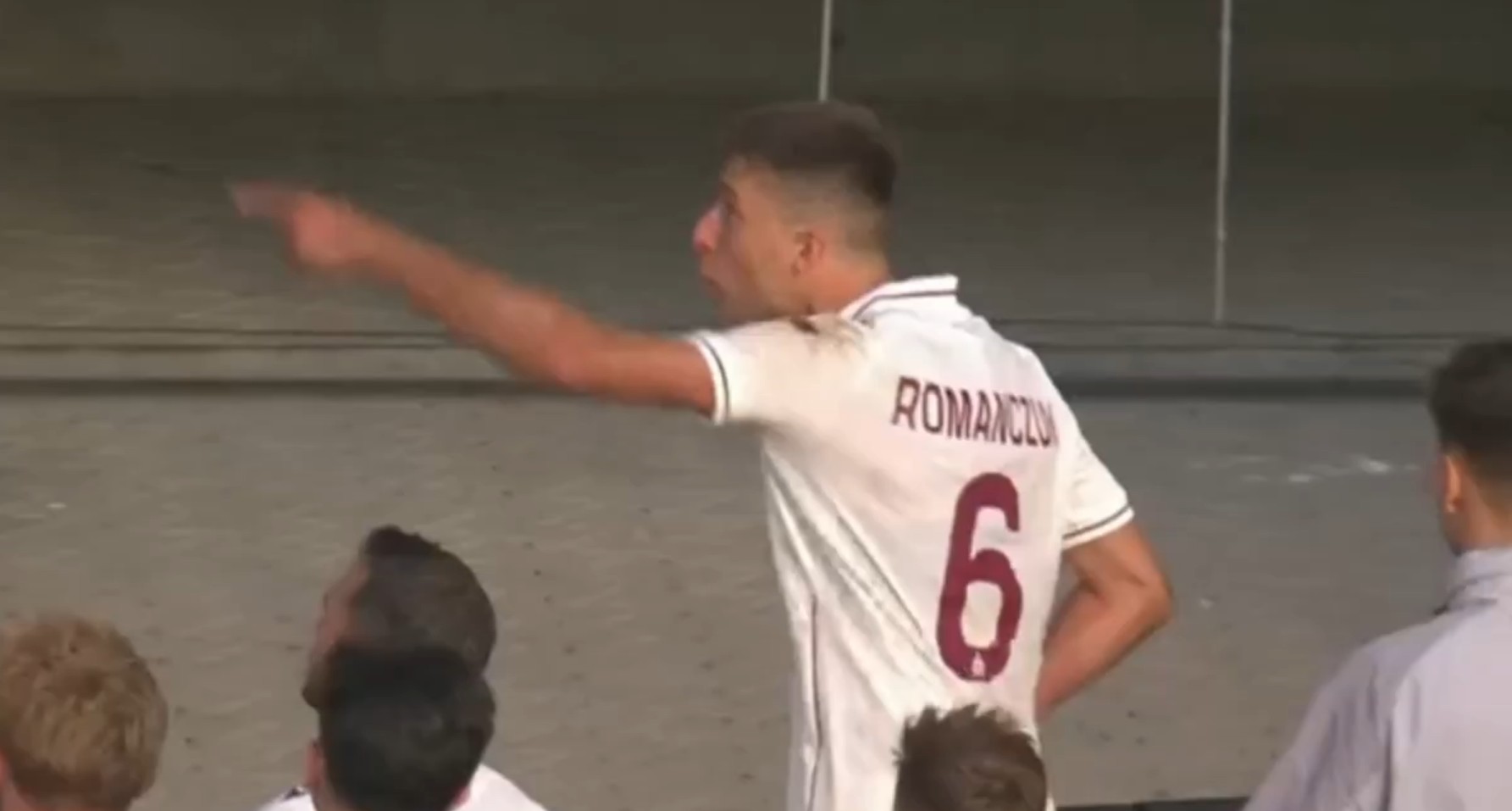 Gorąco po porażce Jagiellonii. Romanczuk kłócił się z kibicem [WIDEO]