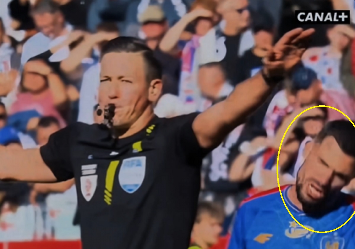 Kuriozalne sceny w Ekstraklasie. Piłkarz oberwał od arbitra. "Bezpośrednia czerwona" [WIDEO]