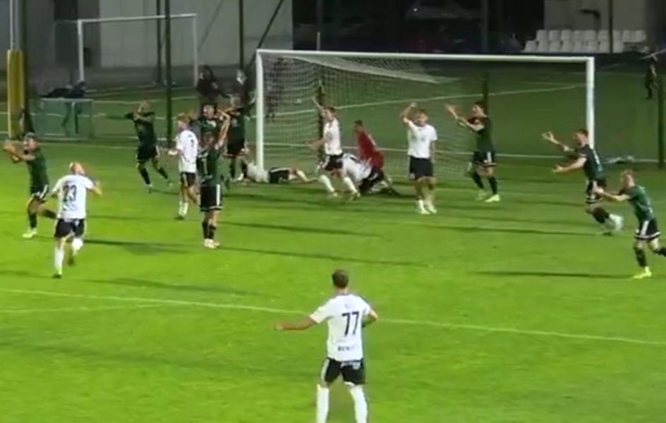 Strzelił gola ręką i zaczął świętować. Skandal w polskiej lidze [WIDEO]