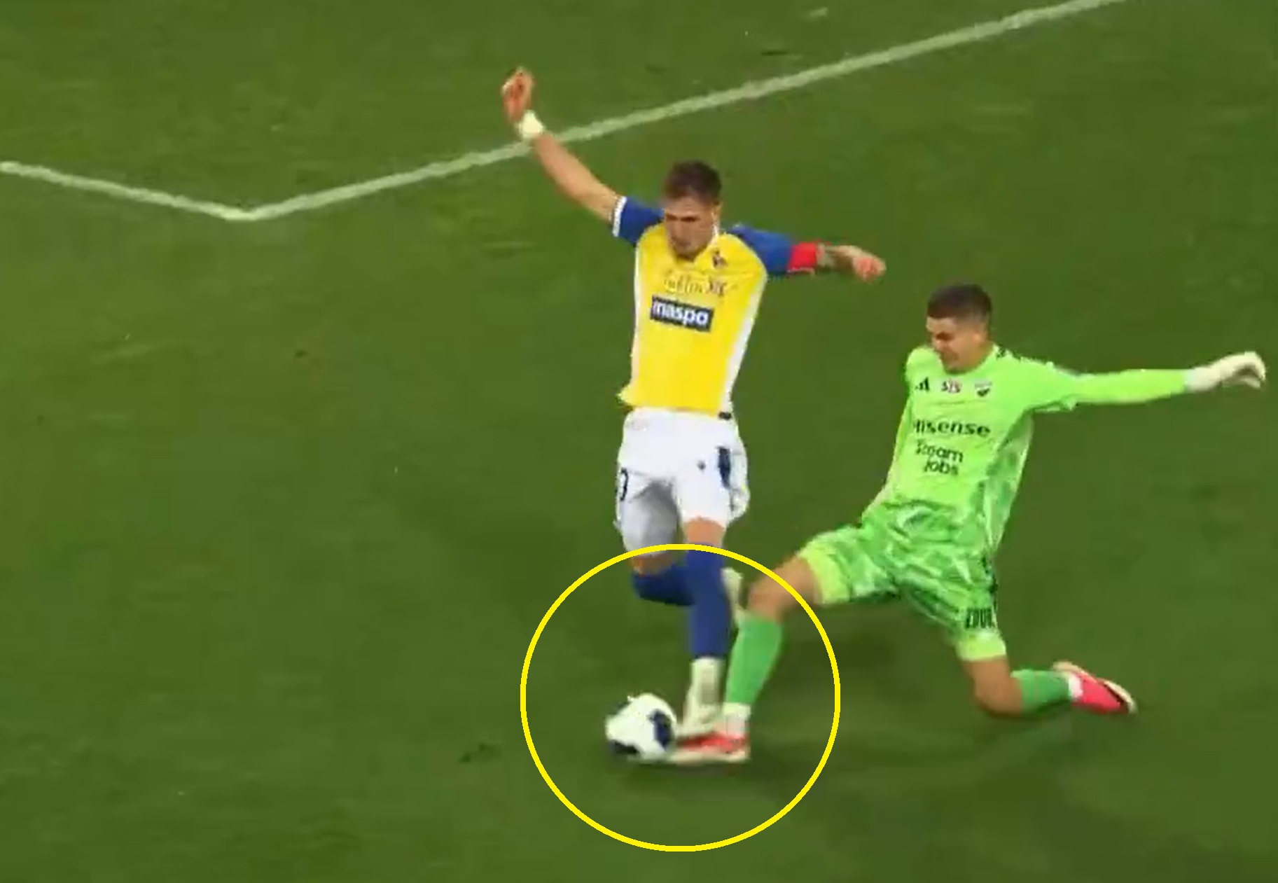 Bramkarz Rakowa odstawił kabaret. Kiwał się z rywalem i sprokurował rzut karny [WIDEO]