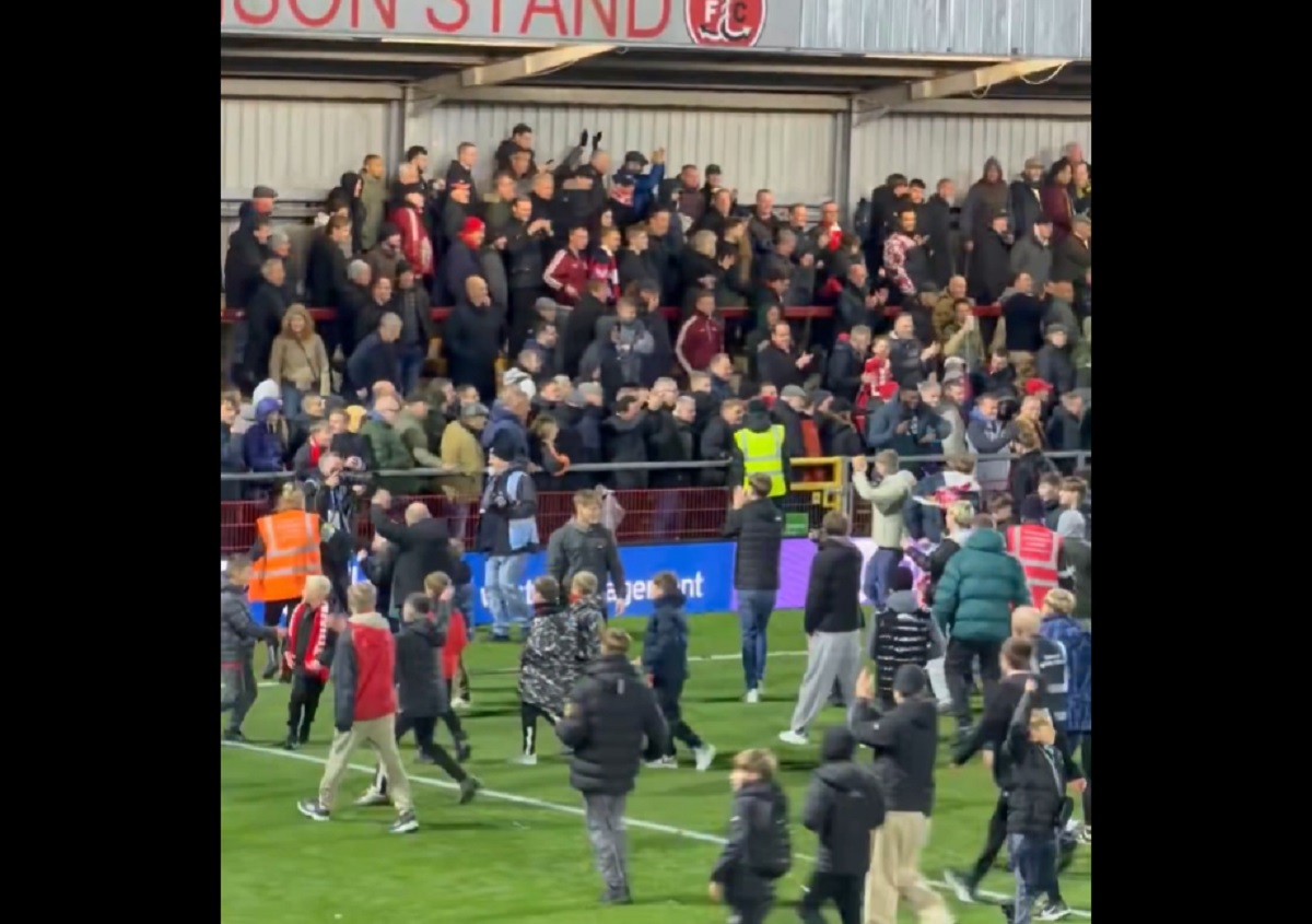 Szaleństwo po pokonaniu Arsenalu. Fani czwartoligowca zaorali rywali [WIDEO]