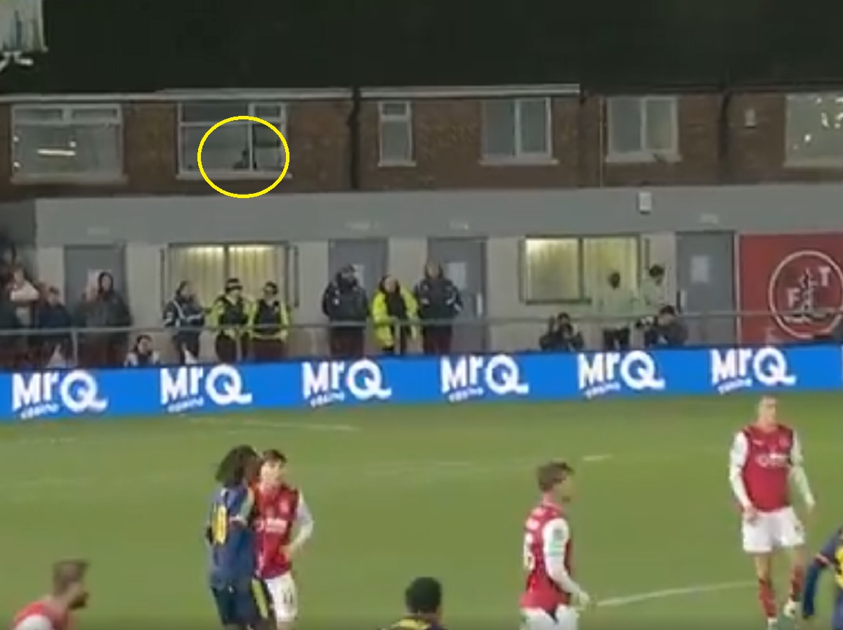Jaja podczas meczu Arsenalu. Sprytne oko kamery wychwyci wszystko [WIDEO]