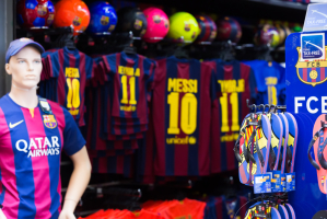 Dani Alves z "szóstką", numerem Xaviego