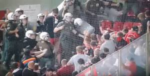 Bójka kibiców Bayernu z grecką policją [video]