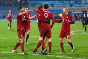 Lewandoooowski! Bayern długo się męczył, ale Polak dwa razy ukąsił Schalke! [VIDEO]
