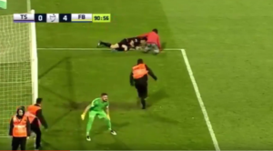 Kibic pobił sędziego w lidze tureckiej [VIDEO]