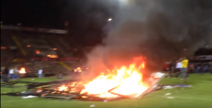 Kibice w Turcji po przegranej... podpalili stadion! [VIDEO]