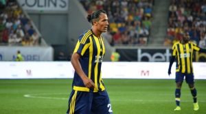 Faul jak z horroru, ale trener tłumaczy Alvesa: To futbol, takie rzeczy się zdarzają
