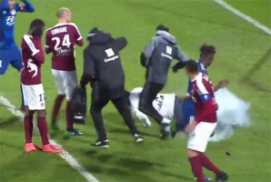 Skandal w Ligue 1. Bramkarz Lyonu obrzucony petardami [VIDEO]