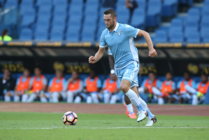 MU i Chelsea walczą o obrońcę Lazio