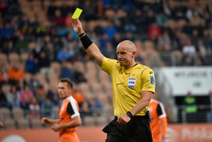 Futbol bez żółtych kartek? Pomysł van Bastena pójdzie pod obrady