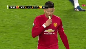 Nowa taktyka Mourinho: Dał piłkarzowi... banana! [VIDEO]