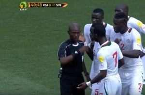 FIFA dożywotnio zawiesiła sędziego eliminacji mundialu! M.in. za ten rzut karny [VIDEO]