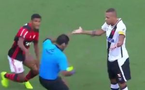 Parodia futbolu w Brazylii: Sędzia nieźle przyaktorzył [VIDEO]
